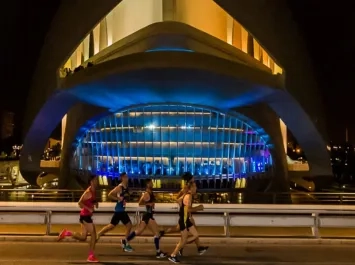 Corredores en la 15k nocturna frente al Palau de les Arts